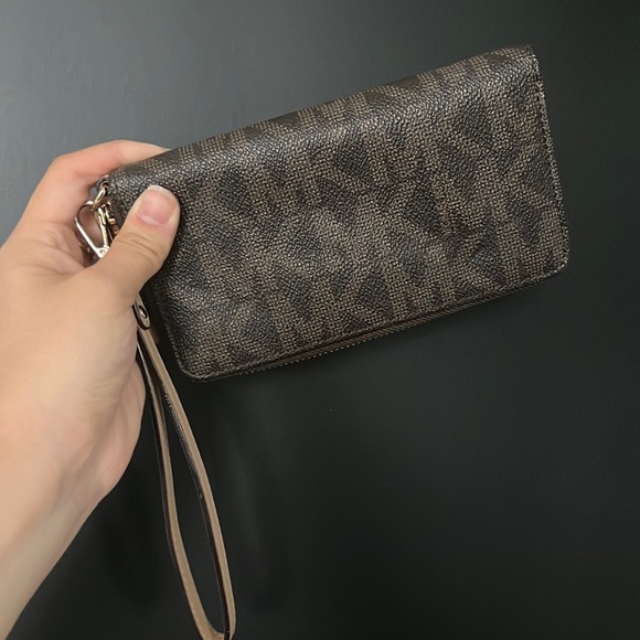 Michael Kors Signature Set Travel Continental Wallet - Picture 3 of 4